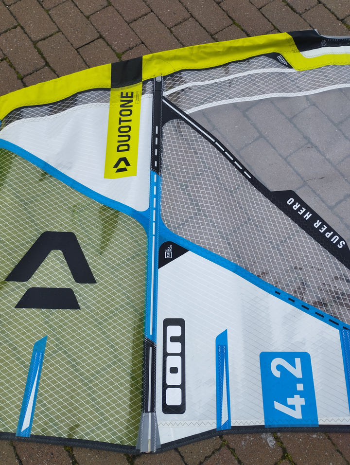 Vela windsurf Duotone Super Hero 4.2 - 2019- usata